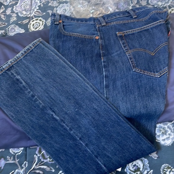 These are a pair of Levi’s 501 blue jeans. W40 L32 - Picture 3 of 3